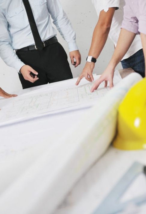 Progettista e cliente sulla planimetria di una ristrutturazione